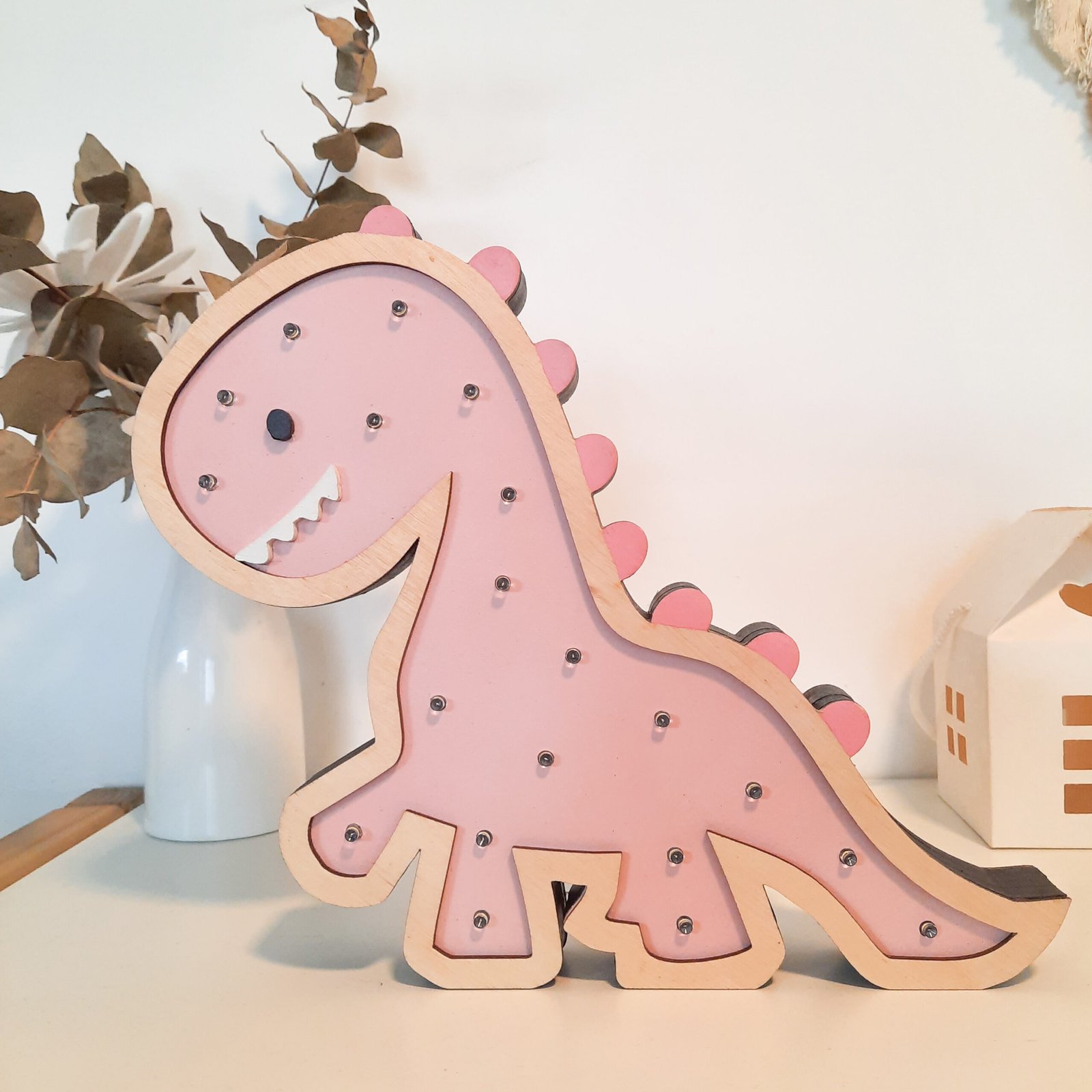 20220226_155604 Veladora Dinosaurio de Madera | Luz Decorativa Infantil – NUHA Deco - Imagen 3