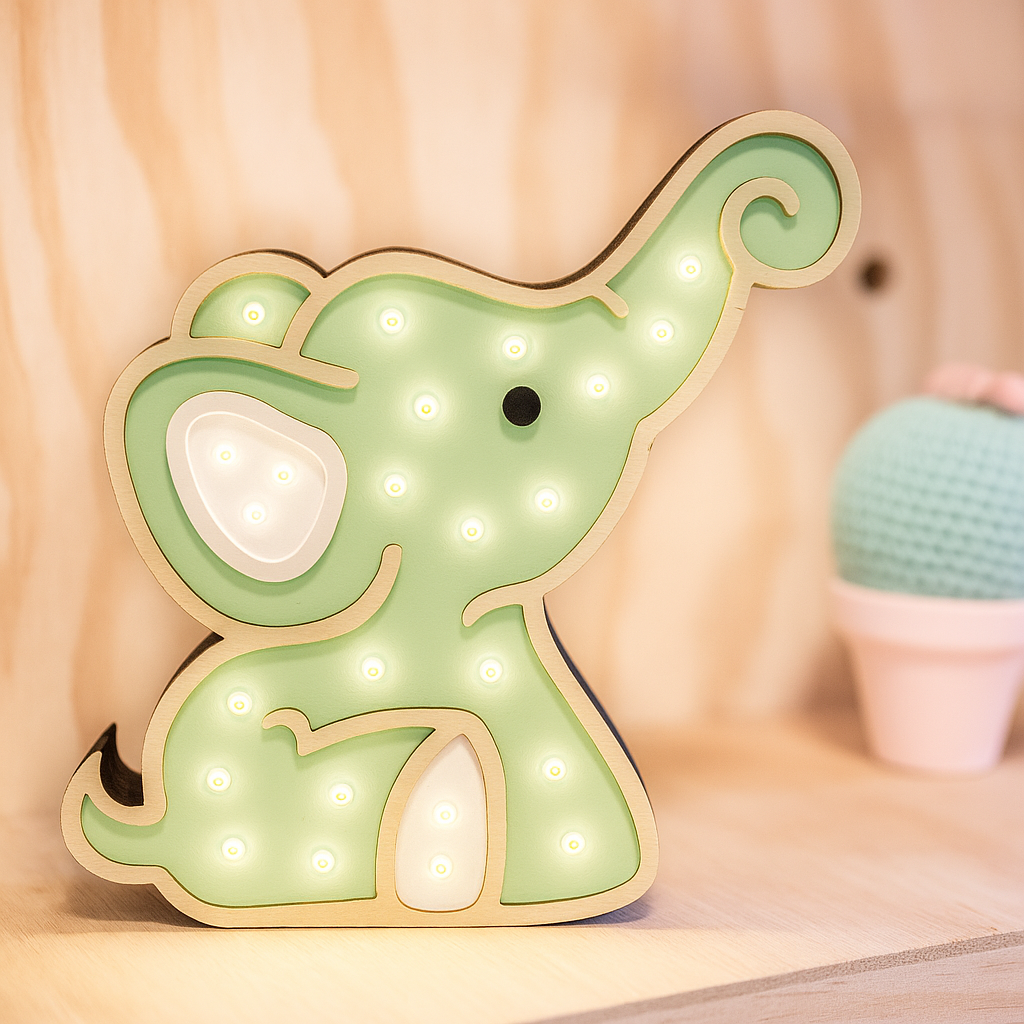 58db7dab-7568-4597-b0c6-03708af9a86a Veladora Elefante de Madera | Luz Decorativa Infantil – NUHA Deco - Imagen 3
