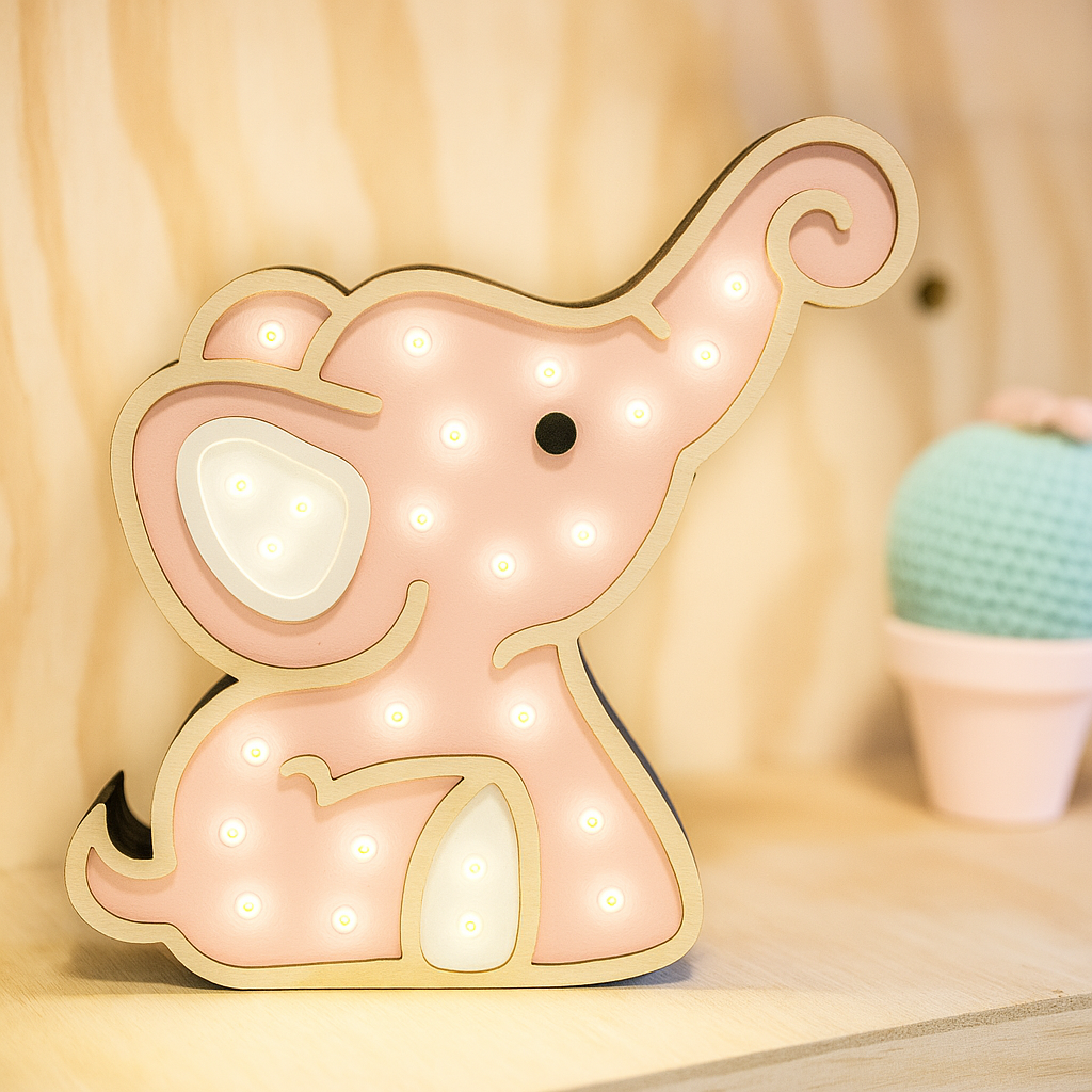 914b62ff-d6d6-47cb-b541-03ec0faaa383 Veladora Elefante de Madera | Luz Decorativa Infantil – NUHA Deco - Imagen 4