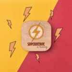 Veladora Rayo Amarillo | Superhéroe in Training – NUHA Deco - Imagen 2