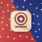 Veladora Escudo | Superhéroe in Training – NUHA Deco - Imagen 2