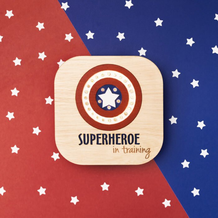 Veladora Escudo | Superhéroe in Training – NUHA Deco - Imagen 2