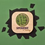 Veladora Puño Verde | Superhéroe in Training – NUHA Deco - Imagen 2