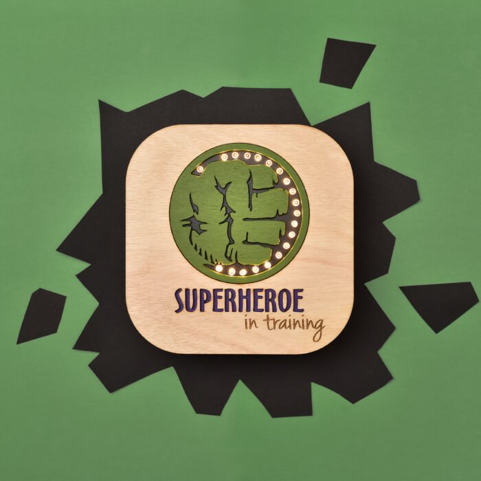 Veladora Puño Verde | Superhéroe in Training – NUHA Deco - Imagen 2