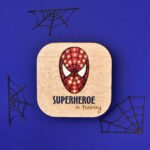Veladora Máscara Roja | Superhéroe in Training – NUHA Deco - Imagen 2