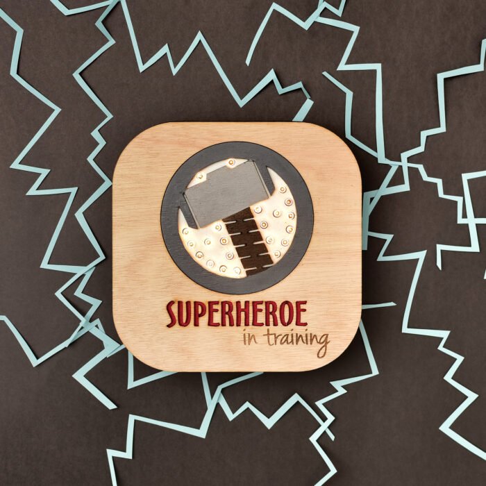 Veladora Martillo | Superhéroe in Training – NUHA Deco - Imagen 2