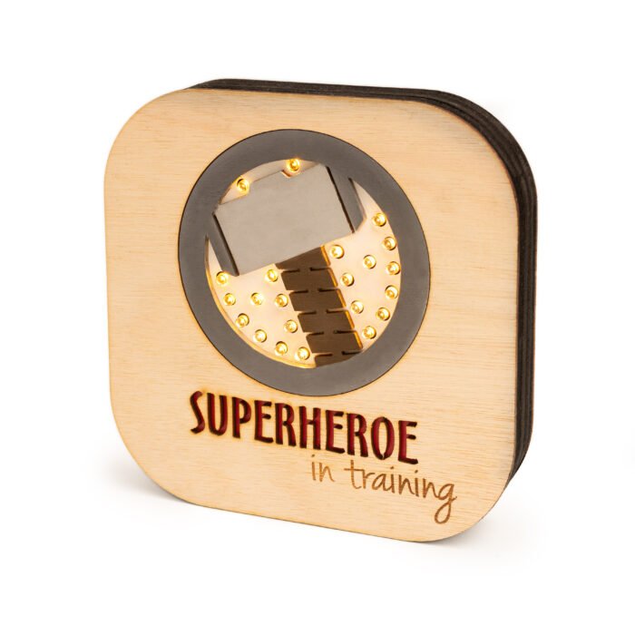 Veladora Martillo | Superhéroe in Training – NUHA Deco - Imagen 1