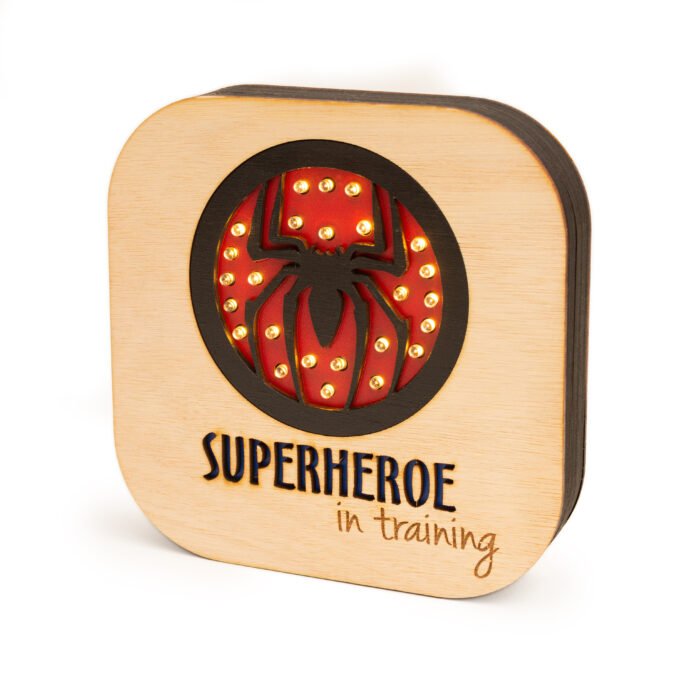 Veladora Araña Roja | Superhéroe in Training – NUHA Deco - Imagen 1