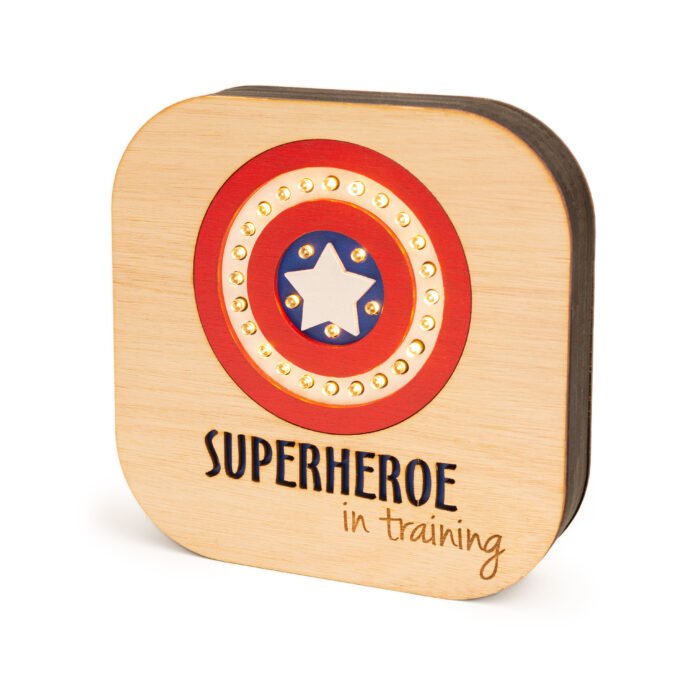 Veladora Escudo | Superhéroe in Training – NUHA Deco - Imagen 1