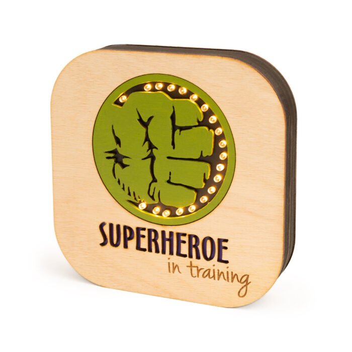 Veladora Puño Verde | Superhéroe in Training – NUHA Deco - Imagen 1