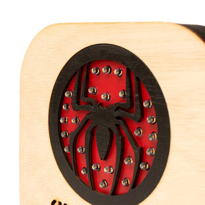 Veladora Araña Roja | Superhéroe in Training – NUHA Deco - Imagen 3