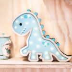 Veladora Dinosaurio de Madera | Luz Decorativa Infantil – NUHA Deco - Imagen 2
