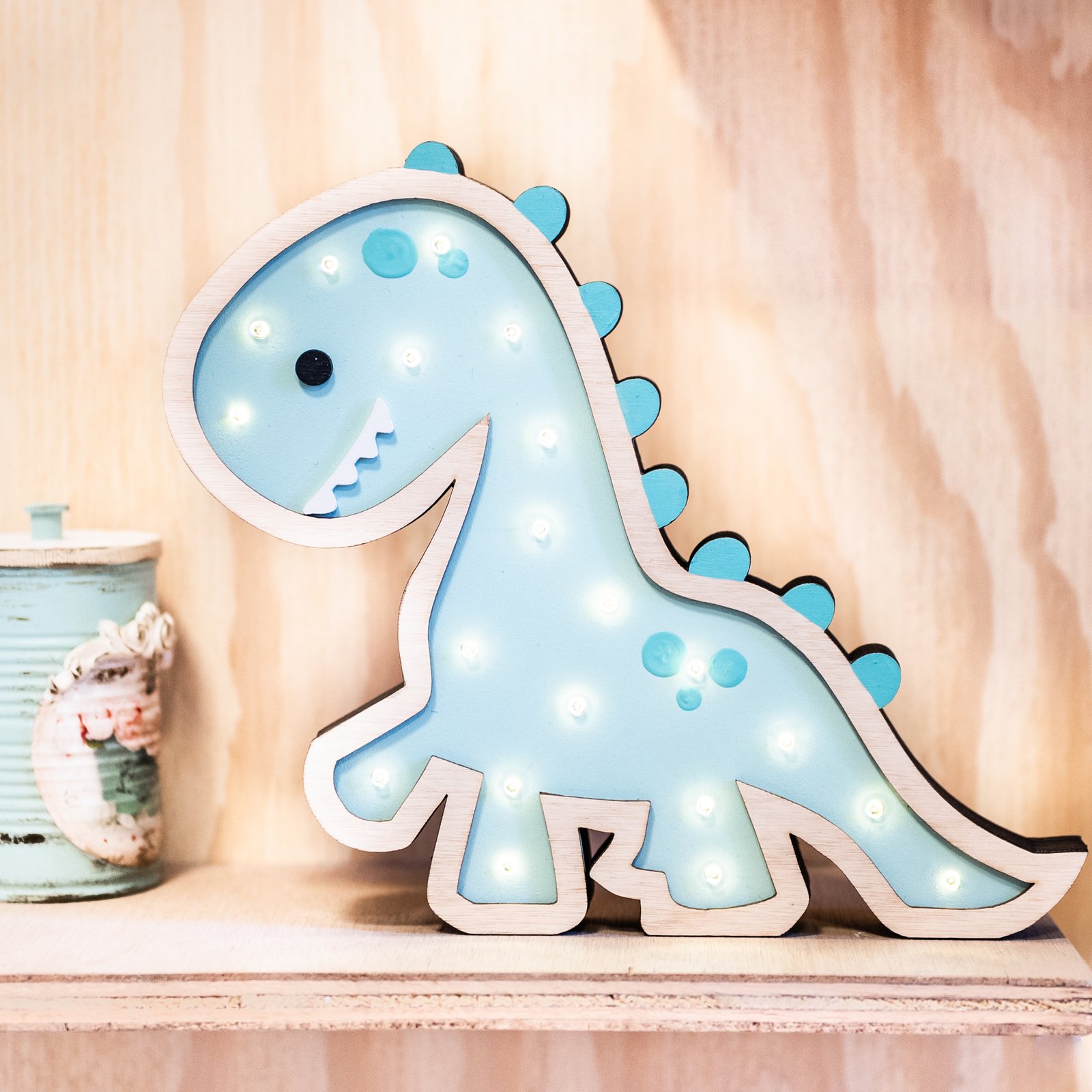 Dulce Pia 12 Veladora Dinosaurio de Madera | Luz Decorativa Infantil – NUHA Deco - Imagen 2