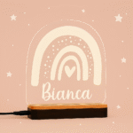 Veladora Acrílica Personalizada | Luz LED con Base de Madera – NUHA Deco - Imagen 2