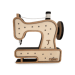 Veladora infantil de madera con forma de máquina de coser, personalizada con nombre y luz LED cálida.